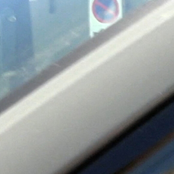 Shakira salue les journalistes en quittant son domicile au volant de sa voiture à Barcelone, le 24 août 2022.