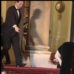 Mylène Farmer chute sur les marches de l'Elysée, en mars 2010, alors qu'elle se rend au dîner d'état en l'honneur du président Medvedev au palais de l'Elysée