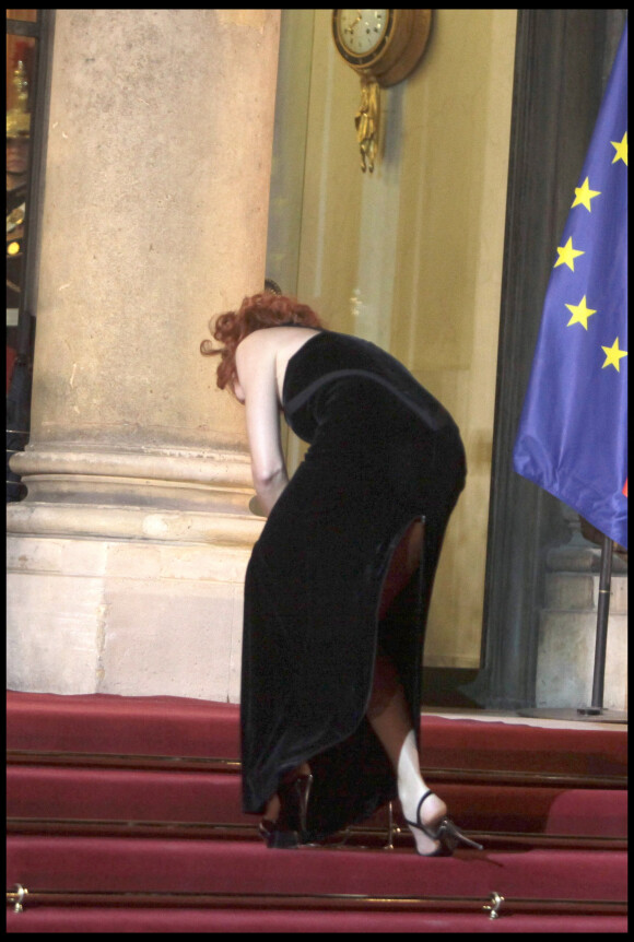 Mylène Farmer chute sur les marches de l'Elysée, en mars 2010, alors qu'elle se rend au dîner d'état en l'honneur du président Medvedev au palais de l'Elysée