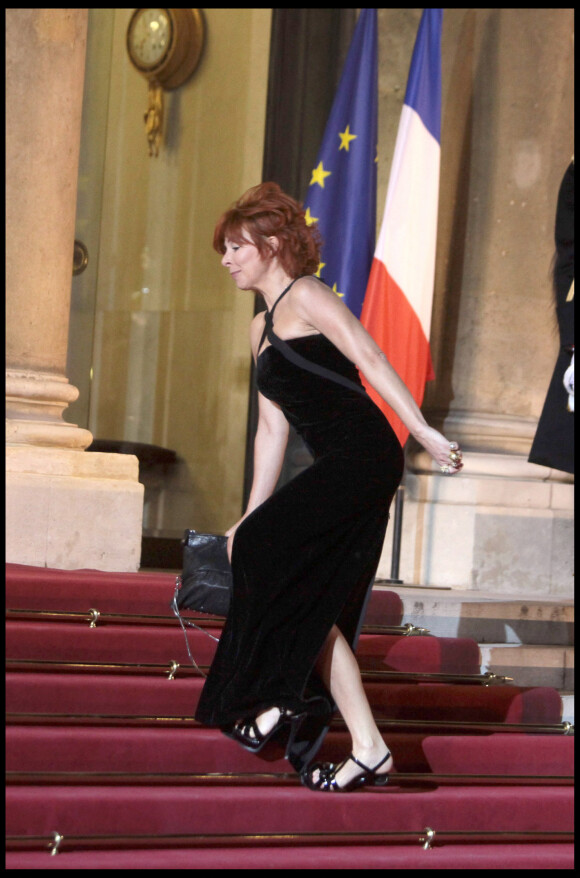 Mylène Farmer chute sur les marches de l'Elysée, en mars 2010, alors qu'elle se rend au dîner d'état en l'honneur du président Medvedev au palais de l'Elysée