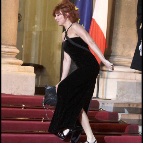 Mylène Farmer chute sur les marches de l'Elysée, en mars 2010, alors qu'elle se rend au dîner d'état en l'honneur du président Medvedev au palais de l'Elysée