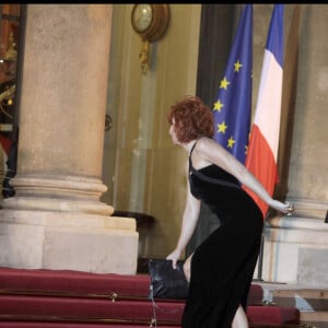 Mylène Farmer chute sur les marches de l'Elysée, en mars 2010, alors qu'elle se rend au dîner d'état en l'honneur du président Medvedev au palais de l'Elysée