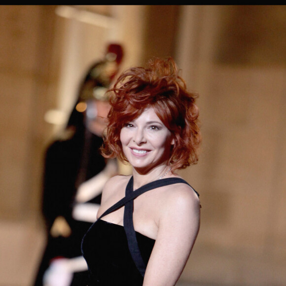 Mylène Farmer, en mars 2010, alors qu'elle se rend au dîner d'état en l'honneur du président Medvedev au palais de l'Elysée