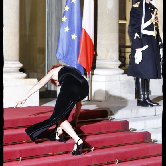 Mylène Farmer chute sur les marches de l'Elysée, en mars 2010, alors qu'elle se rend au dîner d'état en l'honneur du président Medvedev au palais de l'Elysée