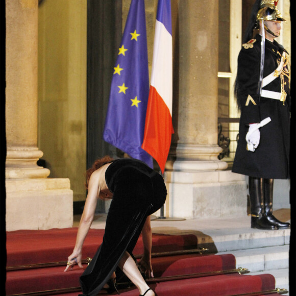 Mylène Farmer chute sur les marches de l'Elysée, en mars 2010, alors qu'elle se rend au dîner d'état en l'honneur du président Medvedev au palais de l'Elysée