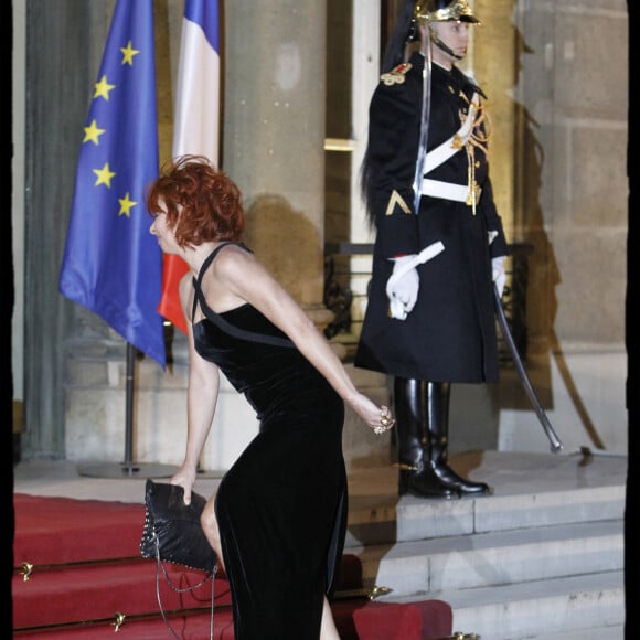 Mylène Farmer chute sur les marches de l'Elysée, en mars 2010, alors qu'elle se rend au dîner d'état en l'honneur du président Medvedev au palais de l'Elysée