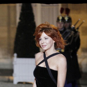 Mylène Farmer chute sur les marches de l'Elysée, en mars 2010, alors qu'elle se rend au dîner d'état en l'honneur du président Medvedev au palais de l'Elysée