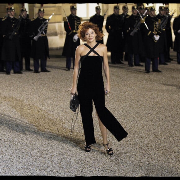 Mylène Farmer, en mars 2010, alors qu'elle se rend au dîner d'état en l'honneur du président Medvedev au palais de l'Elysée