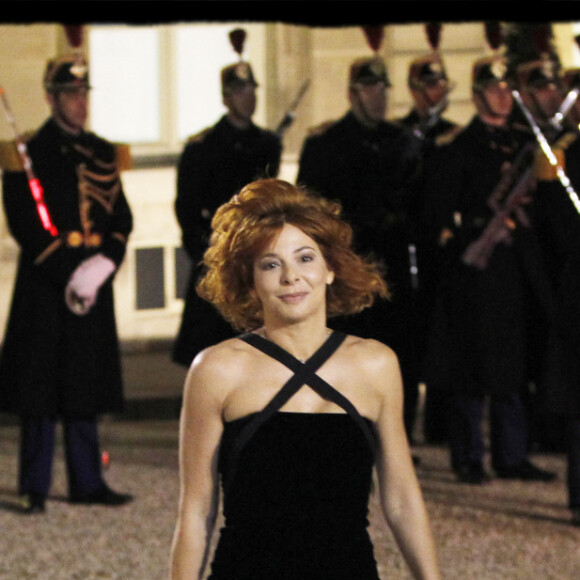 Mylène Farmer, en mars 2010, alors qu'elle se rend au dîner d'état en l'honneur du président Medvedev au palais de l'Elysée