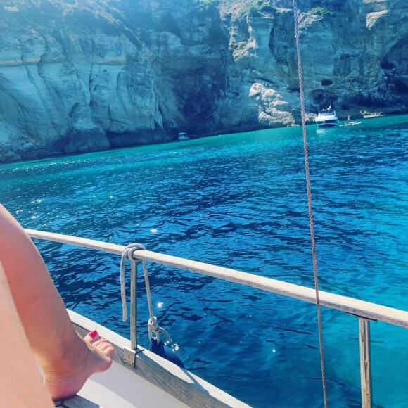 Léa Salamé dévoile ses superbes photos de vacances en famille en Corse