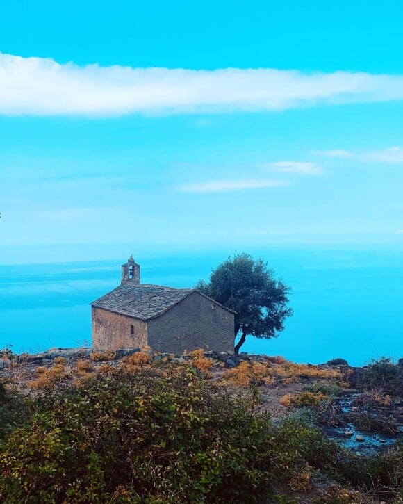 Léa Salamé dévoile ses superbes photos de vacances en famille en Corse