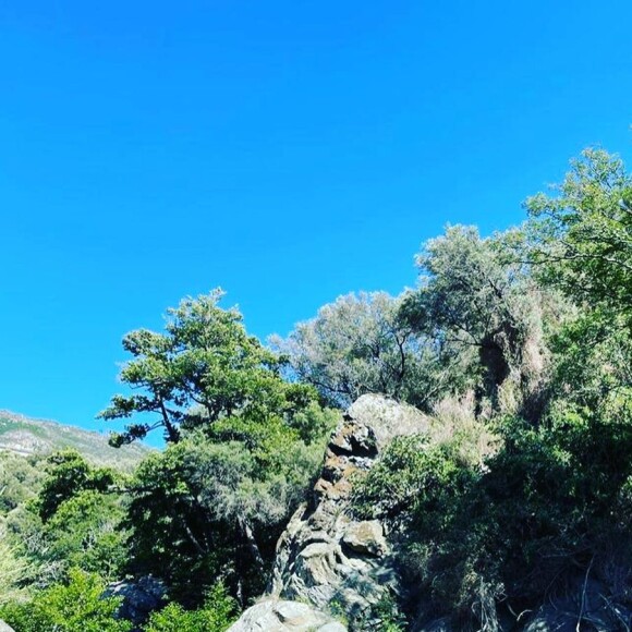 Léa Salamé dévoile ses superbes photos de vacances en famille en Corse