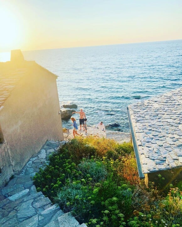 Léa Salamé dévoile ses superbes photos de vacances en famille en Corse