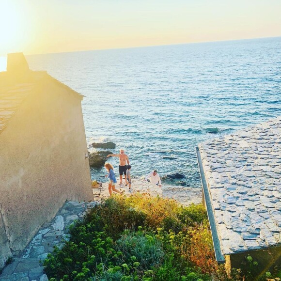 Léa Salamé dévoile ses superbes photos de vacances en famille en Corse