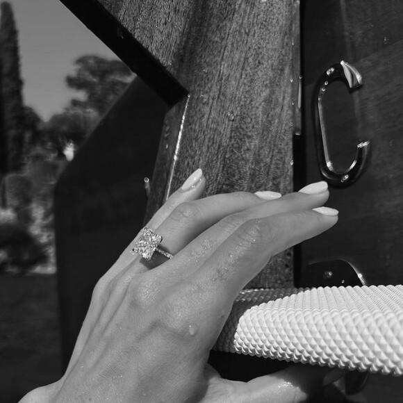 La bague de fiançailles d'Iris Mittenaere.