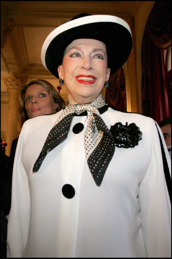 Geneviève de Fontenay lors d'une conférence de presse à Paris au Royal Monceau