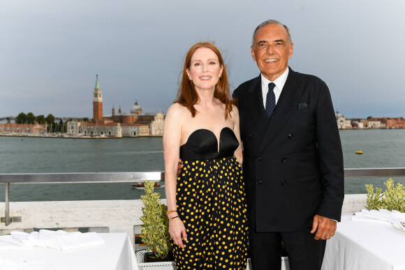 Julianne Moore, présidente du jury, Alberto Barbera, directeur de la Mostra - People lors de la soirée Party Variety à la 79ème édition du festival international du film de Venise, la Mostra le 30 août 2022. 