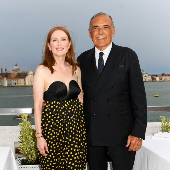 Julianne Moore, présidente du jury, Alberto Barbera, directeur de la Mostra - People lors de la soirée Party Variety à la 79ème édition du festival international du film de Venise, la Mostra le 30 août 2022. 