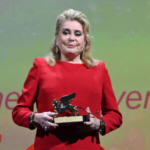 Catherine Deneuve a reçu un Lion d'Or d'honneur lors de la 79e édition du festival international du film de Venise, la Mostra, le 31 août 2022. © LaPresse / Panoramic / Bestimage