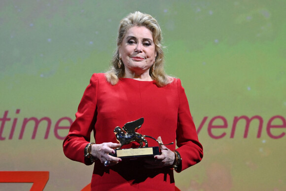 Catherine Deneuve a reçu un Lion d'Or d'honneur lors de la 79e édition du festival international du film de Venise, la Mostra, le 31 août 2022. © LaPresse / Panoramic / Bestimage
