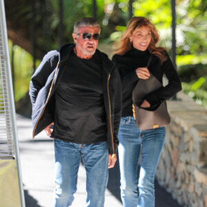 Sylvester Stallone et sa femme Jennifer Flavin vont déjeuner dans un restaurant à Bel Air le 22 février 2022. 