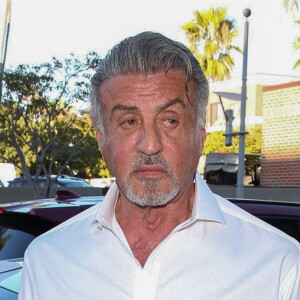 Sylvester Stallone arrive en famille à la fête organisée pour son 75 ème anniversaire au restaurant "'Via Alloro" à Beverly Hills, le 2 juillet 2022.