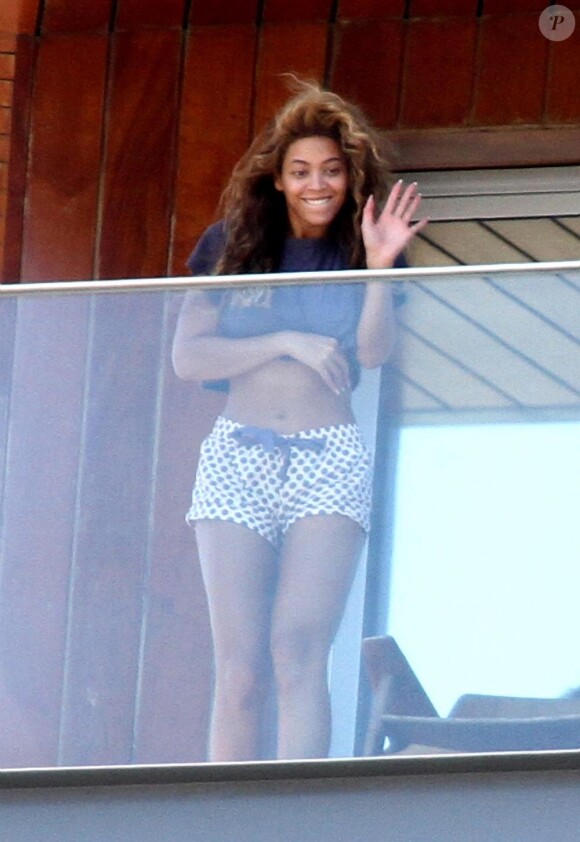 Beyoncé Knowles sur la terrasse de sa chambre d'hôtel à Rio de Janeiro le 8 février 2010