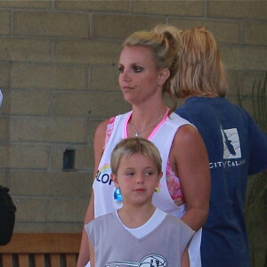 Exclusif - Britney Spears regardant ses fils Sean et Preston jouer au basket-ball à Calabasas, le 12 juillet 2014