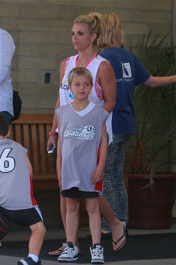 Exclusif - Britney Spears regardant ses fils Sean et Preston jouer au basket-ball à Calabasas, le 12 juillet 2014
