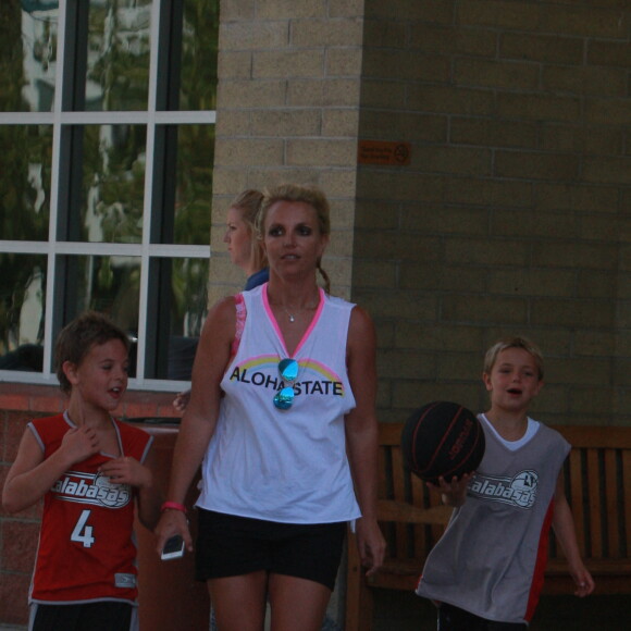 Exclusif - Britney Spears regardant ses fils Sean et Preston jouer au basket-ball à Calabasas, le 12 juillet 2014