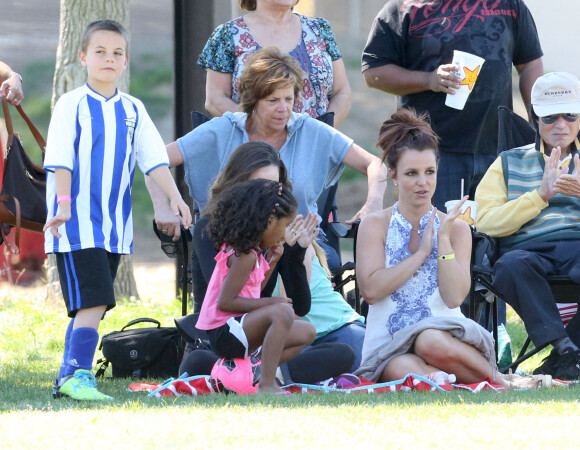 Britney Spears avec ses fils Sean Preston et Jayden James qui jouent au foot à Woodland Hills, le 6 avril 2014.