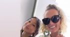 Laeticia et Jade Hallyday à l'aéroport de Los Angeles