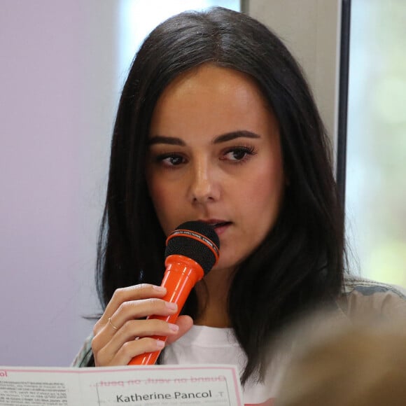 La chanteuse Alizée a donné de la voix pour se faire entendre des 109 élèves de 5ème qui participaient à la dictée ELA. © Olivier Sanchez/Crystal Pictures/Bestimage