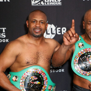 Mike Tyson (54 ans) affronte Roy Jones Jr. (51 ans) lors d'un combat de boxe au Staples Center à Los Angeles : Match nul le 28 novembre 2020. © Joe Scarnici/Getty Images for Triller via Zuma / Bestimage 