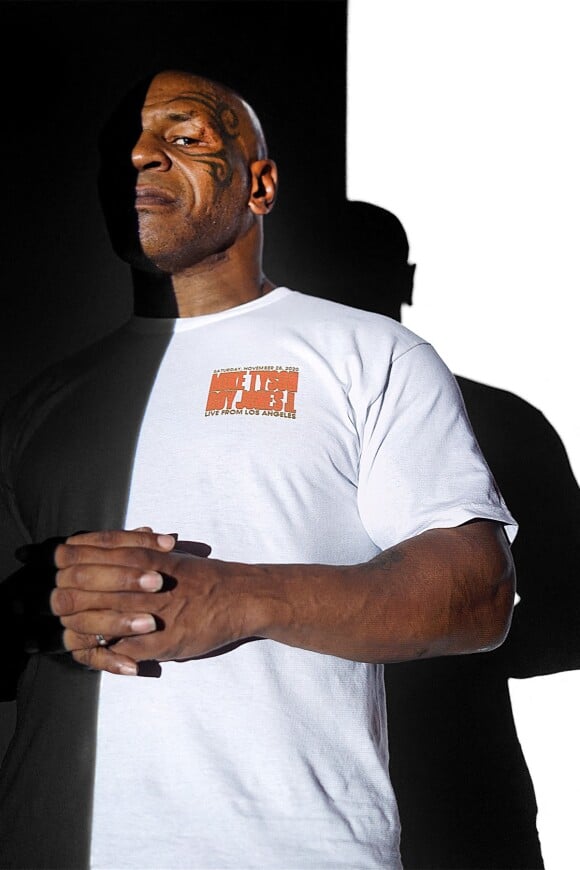 Le jour de son retour sur le ring, Mike Tyson lance une collection d'accessoires en partenariat avec le site de vente en ligne Legends Only League. 