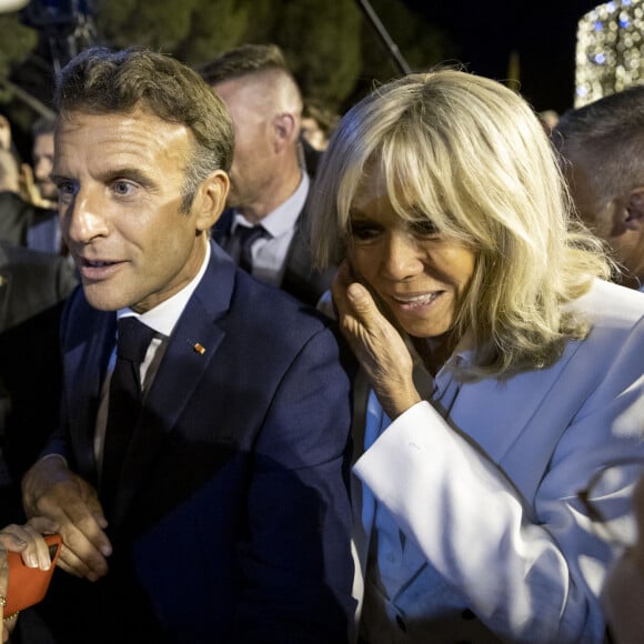 Emmanuel Macron et sa femme Brigitte - Bain de foule pour le président de la République française et sa femme après la commémoration du 78ème anniversaire de la libération de la ville de Bormes-les-Mimosas. Le 19 août 2022