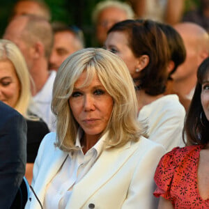 Brigitte Macron et l'ambassadeur de l'Argentine Leonardo Daniel Costantino - Le président de la République française lors de la commémoration du 78ème anniversaire de la libération de la ville de Bormes-les-Mimosas. Le 19 août 2022 © Philippe Magoni / Pool / Bestimage