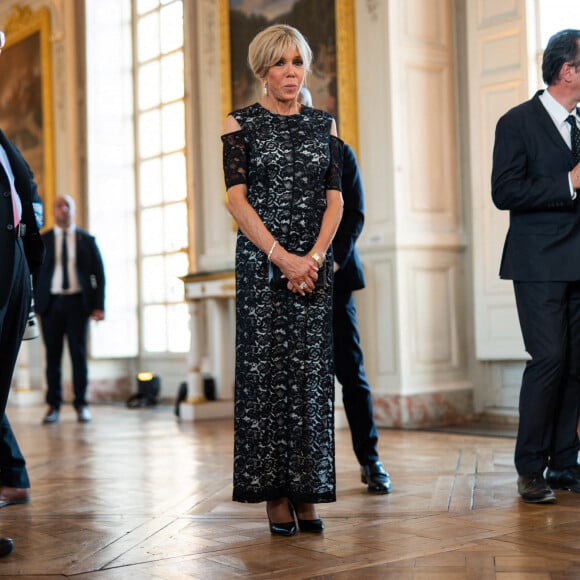 La Première Dame, Brigitte Macron et José Pietroboni, chef du protocole - Cérémonie de signature d'un premier partnership en matière de sécurite, défense, d'énergies et de technologies du futur, entre la France et les Émirats arabes unis avant le dîner d'État au Grand Trianon du château de Versailles, France, le 18 juillet 2022. © Romain Gaillard/PoolBestimage