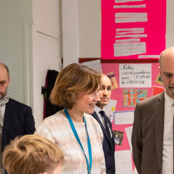 La Première Dame, Brigitte Macron et le ministre de l'Education, Jean-Michel Blanquer lors d'une rencontre avec des enfants ukrainiens scolarisés à l'école primaire Jean-Jacques Rousseau à Epinay-sur-Seine, France, le 15 mars 2022. © Eric Tschaen/Pool/Bestimage