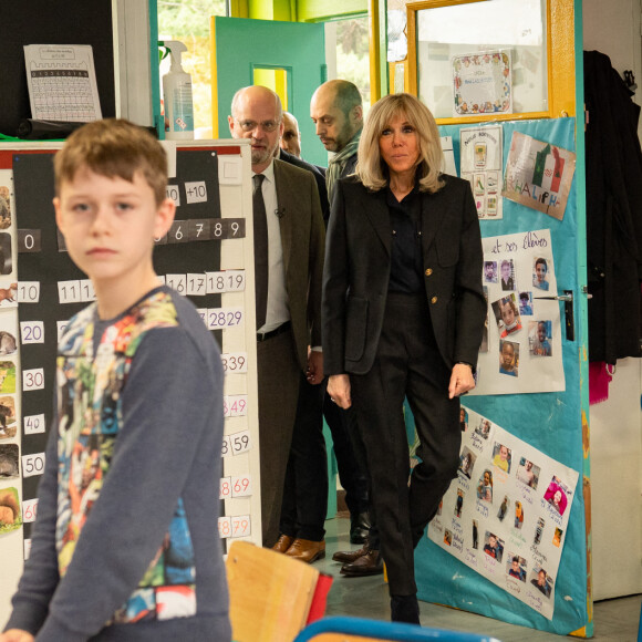 La Première Dame, Brigitte Macron et le ministre de l'Education, Jean-Michel Blanquer lors d'une rencontre avec des enfants ukrainiens scolarisés à l'école primaire Jean-Jacques Rousseau à Epinay-sur-Seine, France, le 15 mars 2022. © Eric Tschaen/Pool/Bestimage