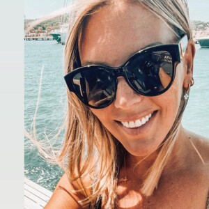 Amélie Neten souriante sur Instagram