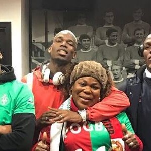 Paul Pogba pose avec sa maman et ses deux frères, Florenti et Mathias.