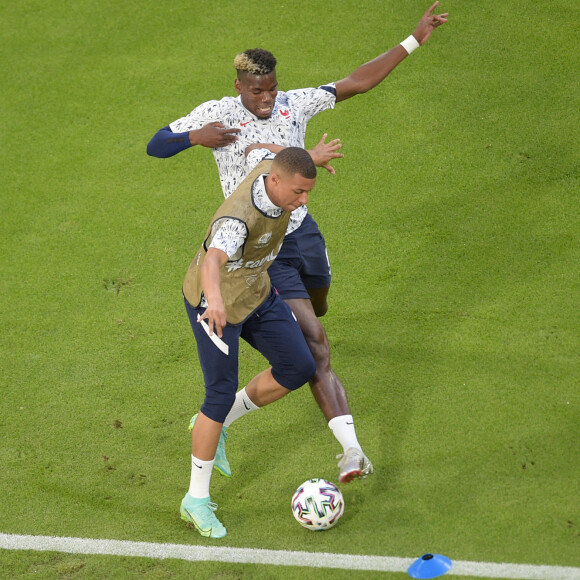 Kylian Mbappe ( 10 - France ) - Paul Pogba ( 6 - France ) - Echauffement - lors du match de l'UEFA Euro 2020 opposant l'Allemagne à la France au stade Allianz Arena à Munich, Allemagne, le 15 juin 2021. La France a gagné 1-0. © Federico Pestellini/Panoramic/Bestimage 