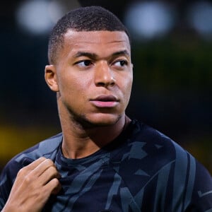 Kylian Mbappé - Échauffement avant d'affronter le FC Nantes avec le Paris Saint-Germain (PSG) au stade de la Beaujoire–Louis Fonteneau à Nantes, France. © Federico Pestellini/Panoramic/Bestimage 