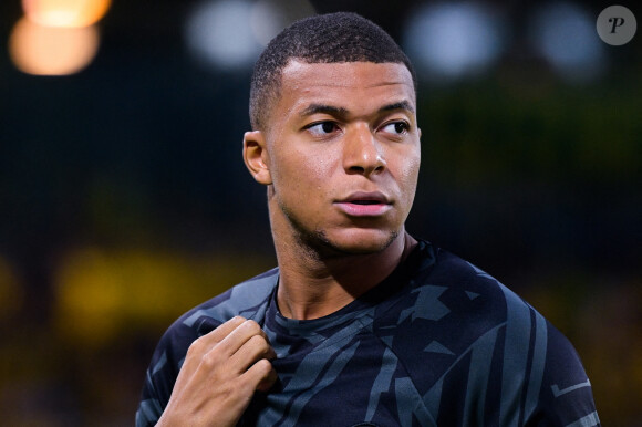 Kylian Mbappé - Échauffement avant d'affronter le FC Nantes avec le Paris Saint-Germain (PSG) au stade de la Beaujoire–Louis Fonteneau à Nantes, France. © Federico Pestellini/Panoramic/Bestimage 