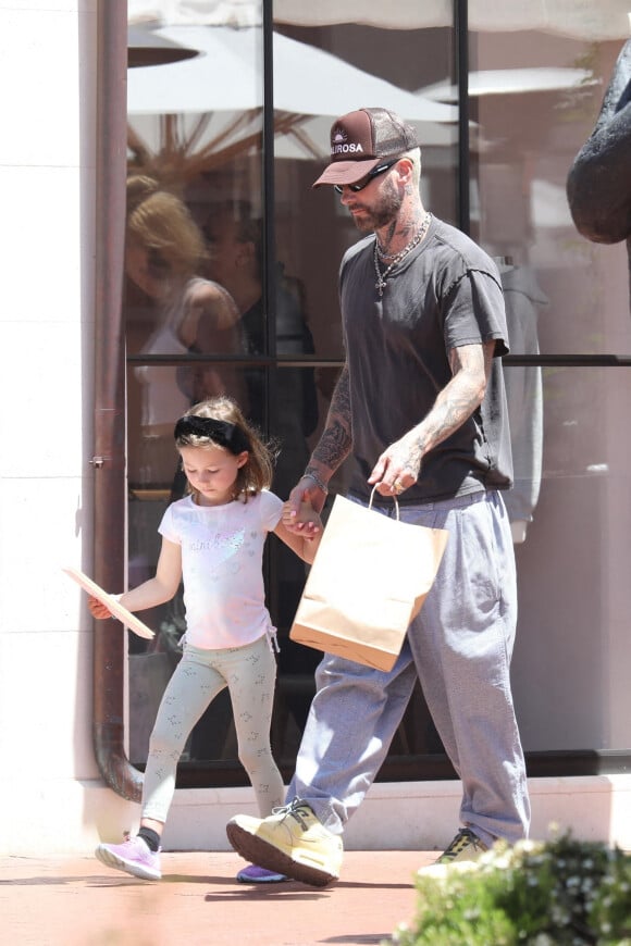 Exclusif - Adam Levine va déjeuner avec sa femme Behati Prinsloo et keurs enfants Dusty et Gio, au restaurant "Angelini" à Pacific Palisades. Los Angeles, le 21 juin 2022.
