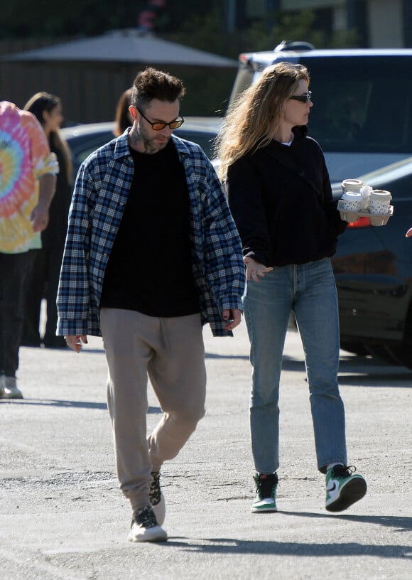 Exclusif - Adam Levine et sa femme Behati Prinsloo sont allés prendre un café. Los Angeles, le 22 mars 2022