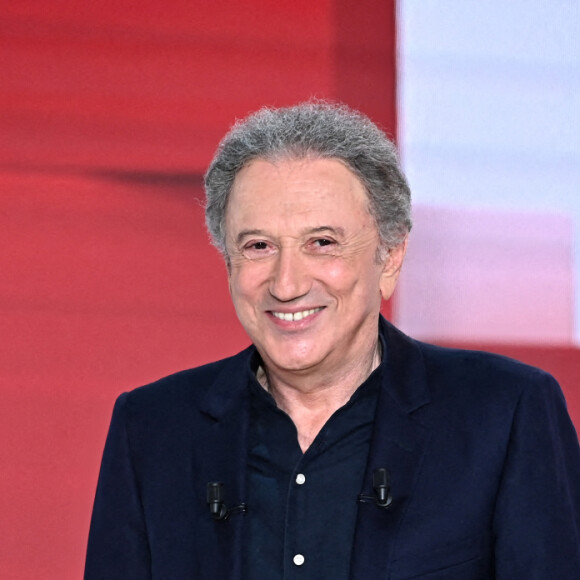 Exclusif - Michel Drucker - Enregistrement de l'émission "Vivement Dimanche" au Studio Gabriel, présentée par M.Drucker, et diffusée sur France 3, de 13h30 à 15h, le 28 août © Guillaume Gaffiot / Bestimage 