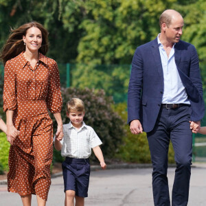 Un garçon qui s'affirme pour la rentrée : Louis ne veut pas tenir la main de son père - Le prince George, la princess Charlotte et le prince Louis, accompagnés de leurs parents la duchesse et le duc de Cambridge Catherine (Kate) et William, arrivant pour la pré-rentrée de leur nouvelle école, Lambrook, dans le Berkshire près d'Ascot. 7 septembre 2022