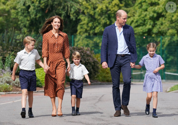 Un garçon qui s'affirme pour la rentrée : Louis ne veut pas tenir la main de son père - Le prince George, la princess Charlotte et le prince Louis, accompagnés de leurs parents la duchesse et le duc de Cambridge Catherine (Kate) et William, arrivant pour la pré-rentrée de leur nouvelle école, Lambrook, dans le Berkshire près d'Ascot. 7 septembre 2022